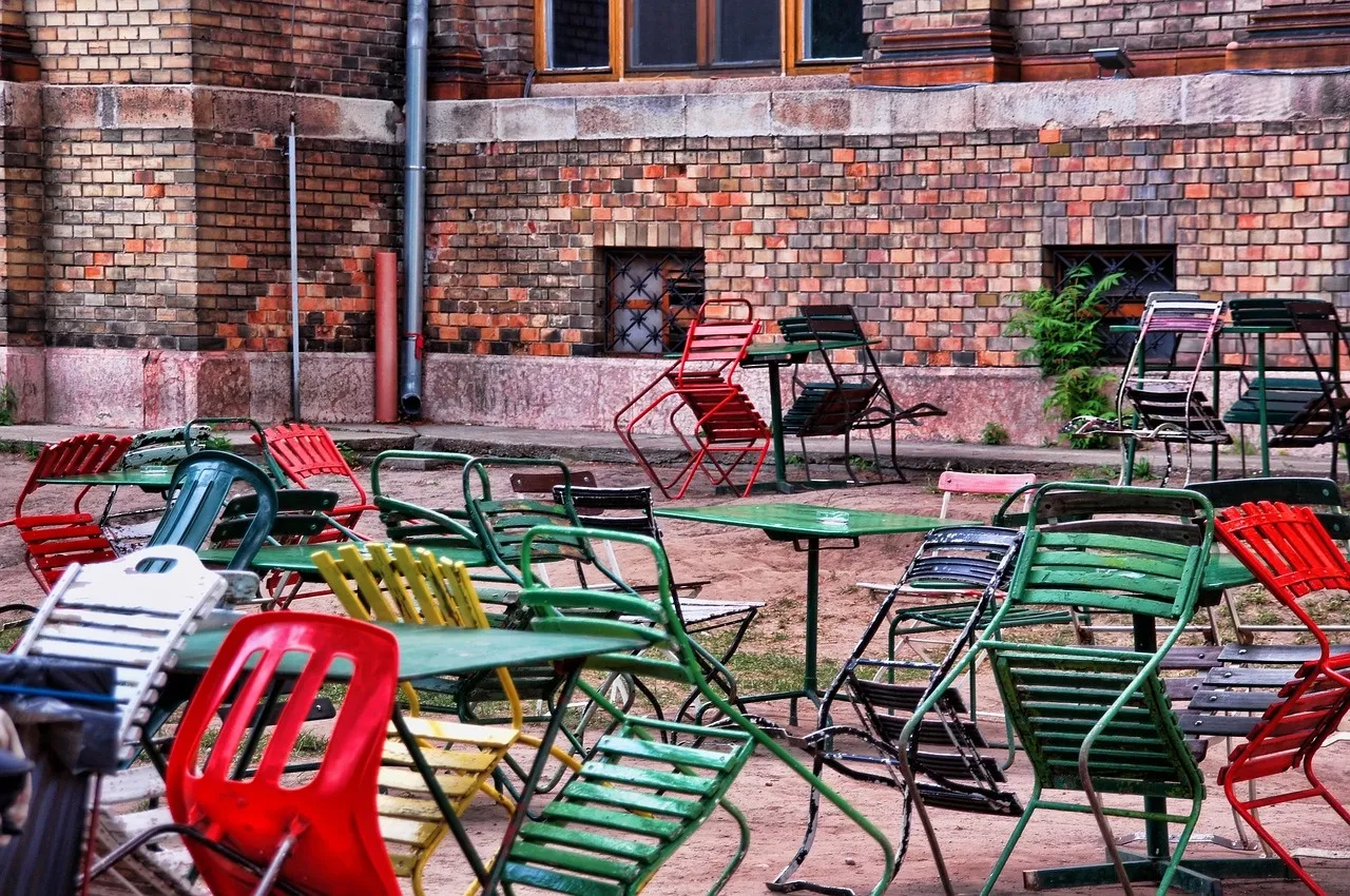 Bunte Berliner Gartenstühle vor einer Backsteinfassade